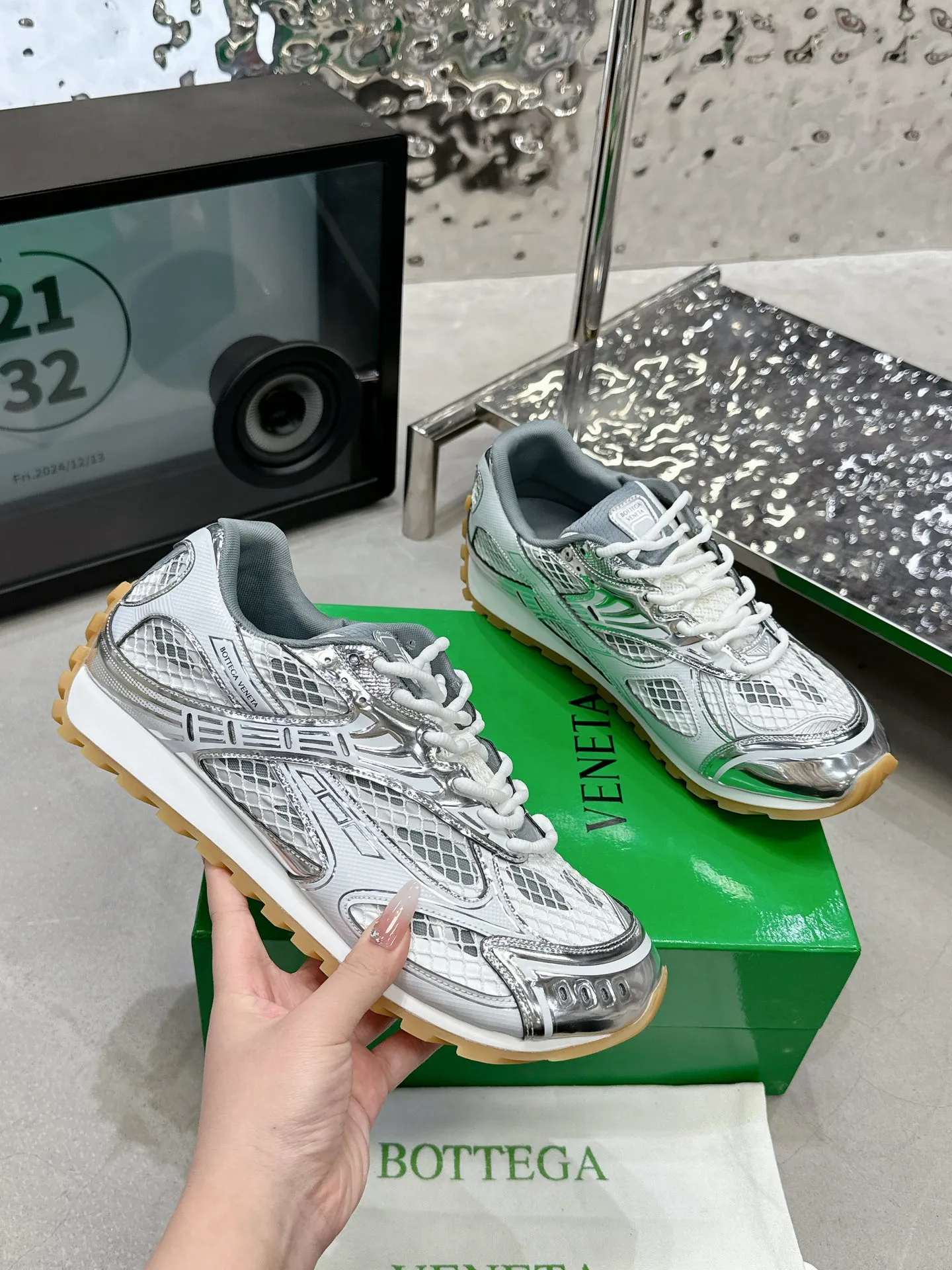 👟👟Ex-factory price 560👟👟 Men ➕20 💰𝐁𝐨𝐭𝐭𝐞𝐠𝐚 𝐕𝐞𝐧𝐞𝐭𝐚 Bodie Home Couple Style 👫BV Sports Shoes Wang Yibo Same Style Casual shoes for couples and dad shoes! Runner sneakers! Original purchase and development! Made of original lightweight technical mesh fabric, the same as the original version! The process is complicated! Paired with a geometric pattern designed rubber outsole, the higher version of the Wang Zha series is actually much taller, but the legs still look slim. Very nice. Durable and durable to play with, standard and version-matching shoe-packing technology. Look for high-end versions. The original outsole is exclusively molded, and the color-blocked TPU outsole is used. The material and weight are the same as the original! Size: Women’s size 35-41 (40 and 41 customized, non-refundable) Men’s size 39-45 (45 customized, non-refundable)